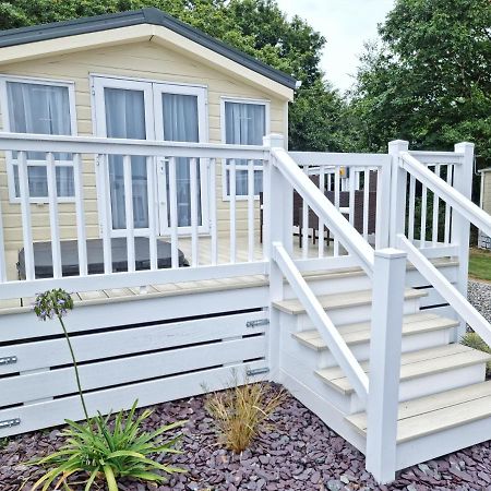 Rosefinch Sleeps 2 Persons-Private Hot Tub-Tranquil Holiday Away From It All Yet Not Far From St Austell- The Holiday Home Has One Bedroom, Living And Dining Area, Equipped Kitchen-Decking-Outdoor Furniture-Fishing Lakes-Non Pet Unit Extérieur photo