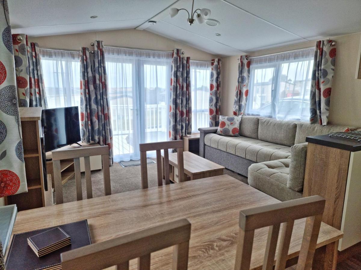 Rosefinch Sleeps 2 Persons-Private Hot Tub-Tranquil Holiday Away From It All Yet Not Far From St Austell- The Holiday Home Has One Bedroom, Living And Dining Area, Equipped Kitchen-Decking-Outdoor Furniture-Fishing Lakes-Non Pet Unit Extérieur photo
