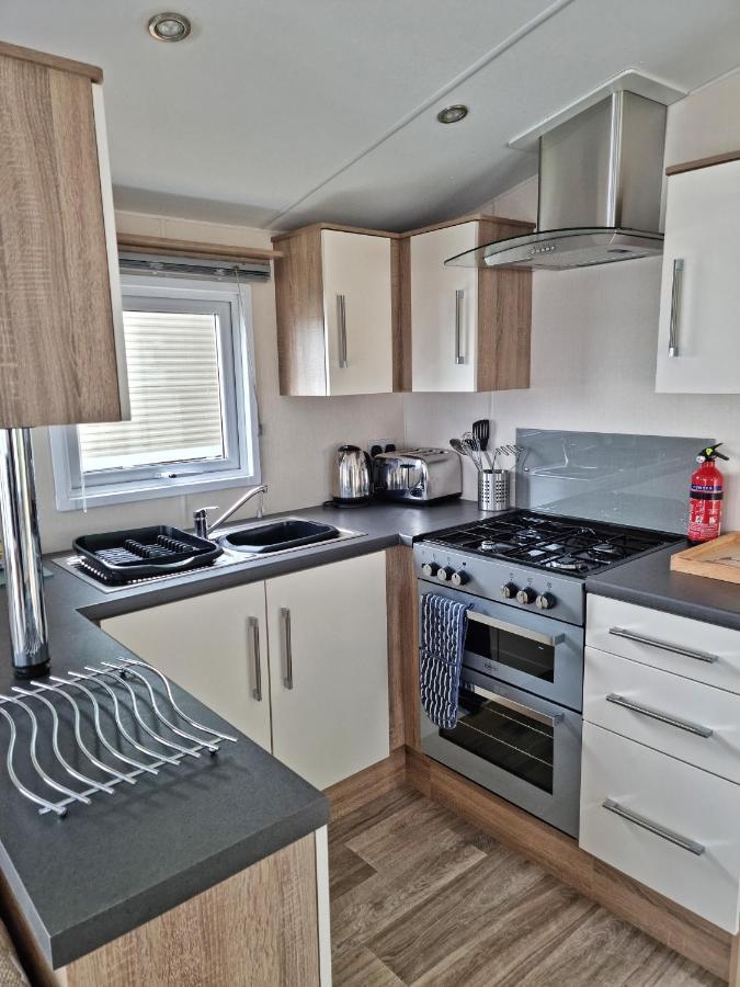 Rosefinch Sleeps 2 Persons-Private Hot Tub-Tranquil Holiday Away From It All Yet Not Far From St Austell- The Holiday Home Has One Bedroom, Living And Dining Area, Equipped Kitchen-Decking-Outdoor Furniture-Fishing Lakes-Non Pet Unit Extérieur photo