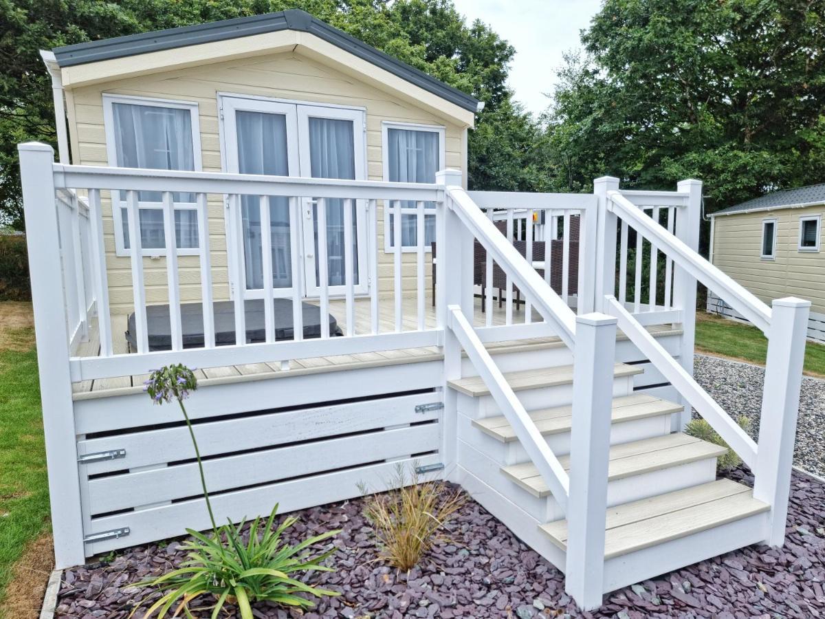 Rosefinch Sleeps 2 Persons-Private Hot Tub-Tranquil Holiday Away From It All Yet Not Far From St Austell- The Holiday Home Has One Bedroom, Living And Dining Area, Equipped Kitchen-Decking-Outdoor Furniture-Fishing Lakes-Non Pet Unit Extérieur photo