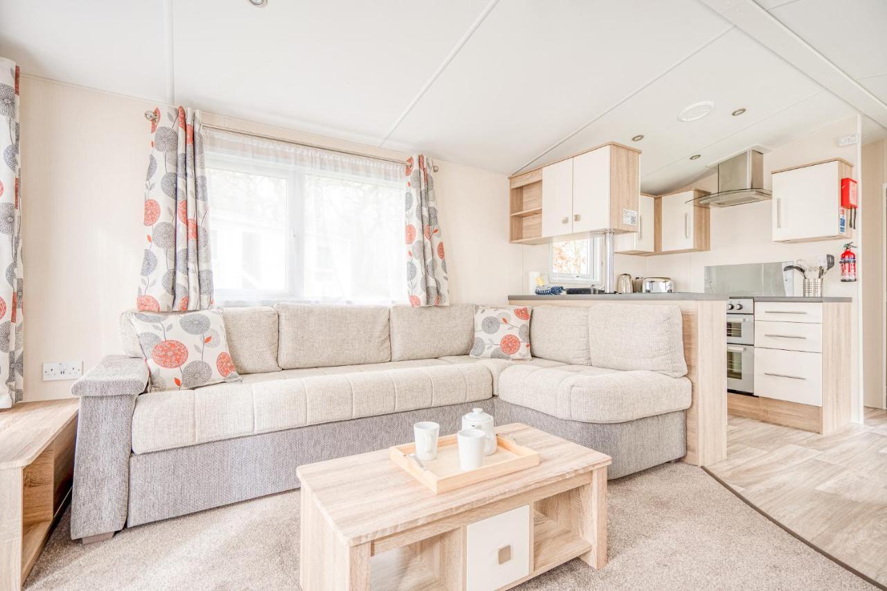 Rosefinch Sleeps 2 Persons-Private Hot Tub-Tranquil Holiday Away From It All Yet Not Far From St Austell- The Holiday Home Has One Bedroom, Living And Dining Area, Equipped Kitchen-Decking-Outdoor Furniture-Fishing Lakes-Non Pet Unit Extérieur photo