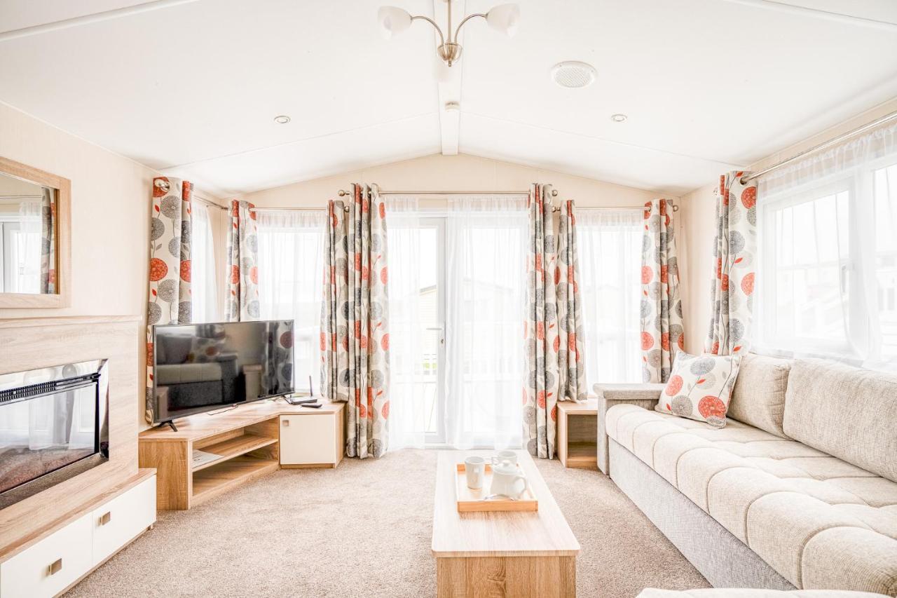 Rosefinch Sleeps 2 Persons-Private Hot Tub-Tranquil Holiday Away From It All Yet Not Far From St Austell- The Holiday Home Has One Bedroom, Living And Dining Area, Equipped Kitchen-Decking-Outdoor Furniture-Fishing Lakes-Non Pet Unit Extérieur photo