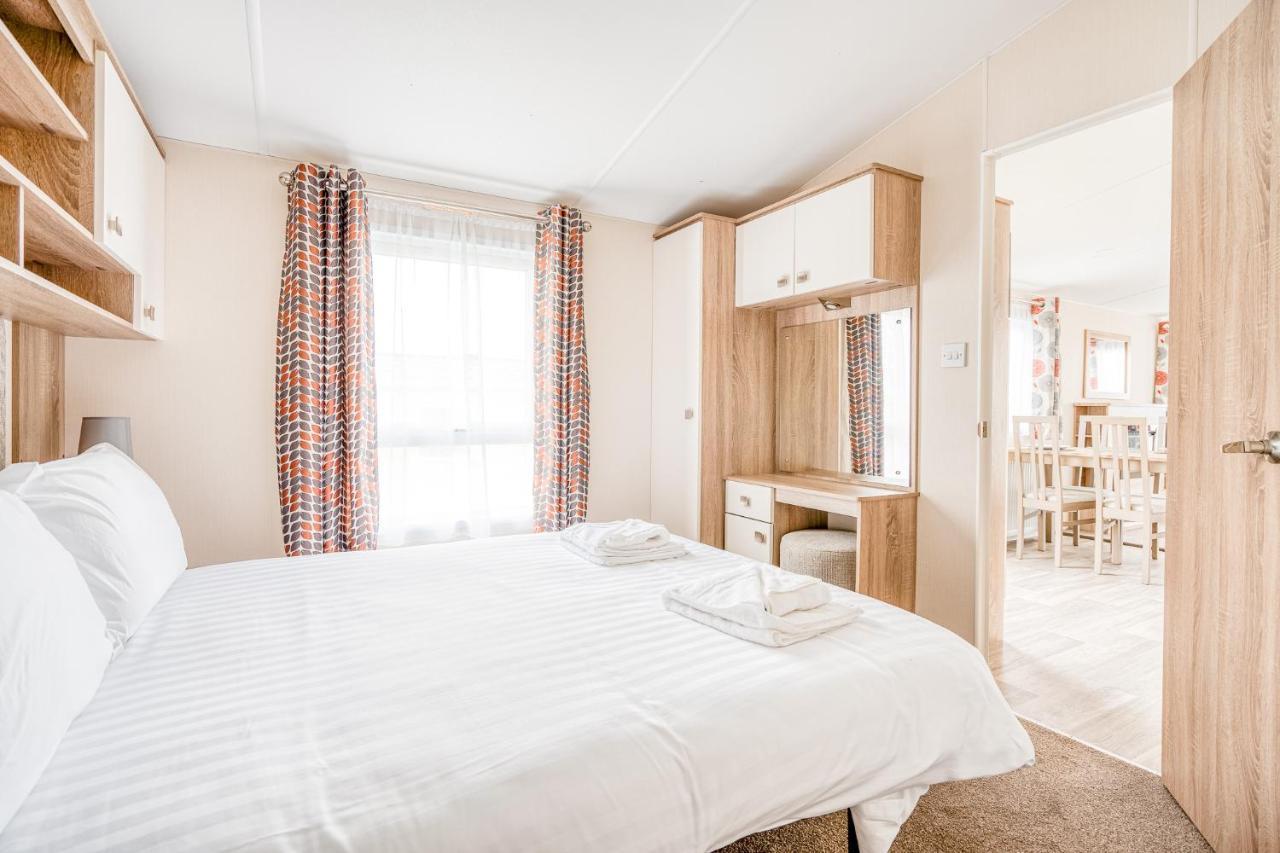 Rosefinch Sleeps 2 Persons-Private Hot Tub-Tranquil Holiday Away From It All Yet Not Far From St Austell- The Holiday Home Has One Bedroom, Living And Dining Area, Equipped Kitchen-Decking-Outdoor Furniture-Fishing Lakes-Non Pet Unit Extérieur photo